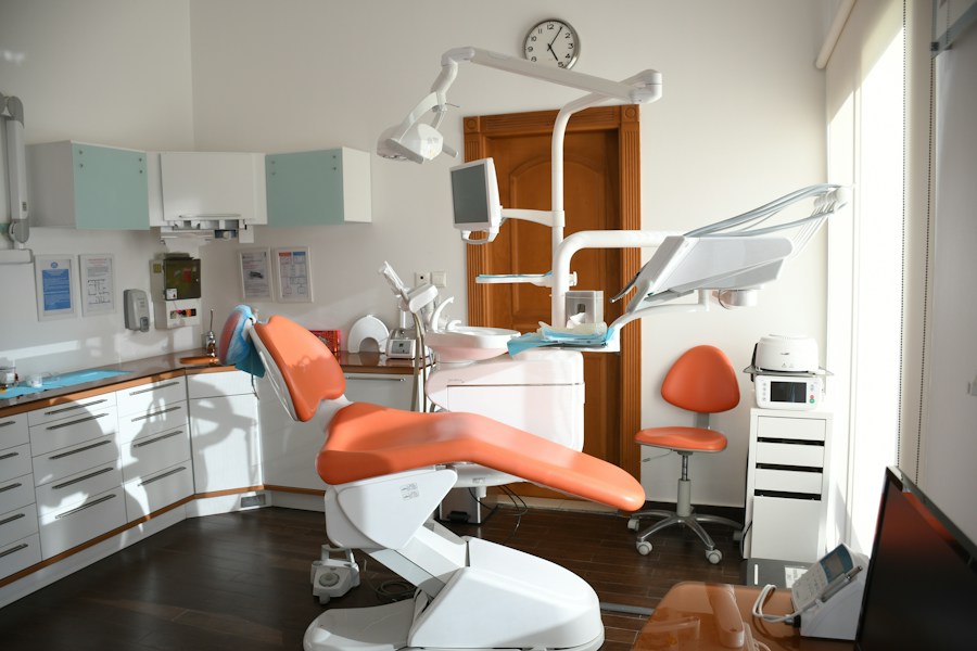 Karrige dentare në një klinikë të ndritshme