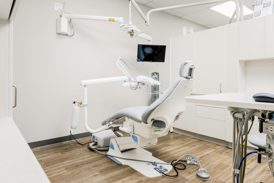 Kabinet dentar modern me karrige gri